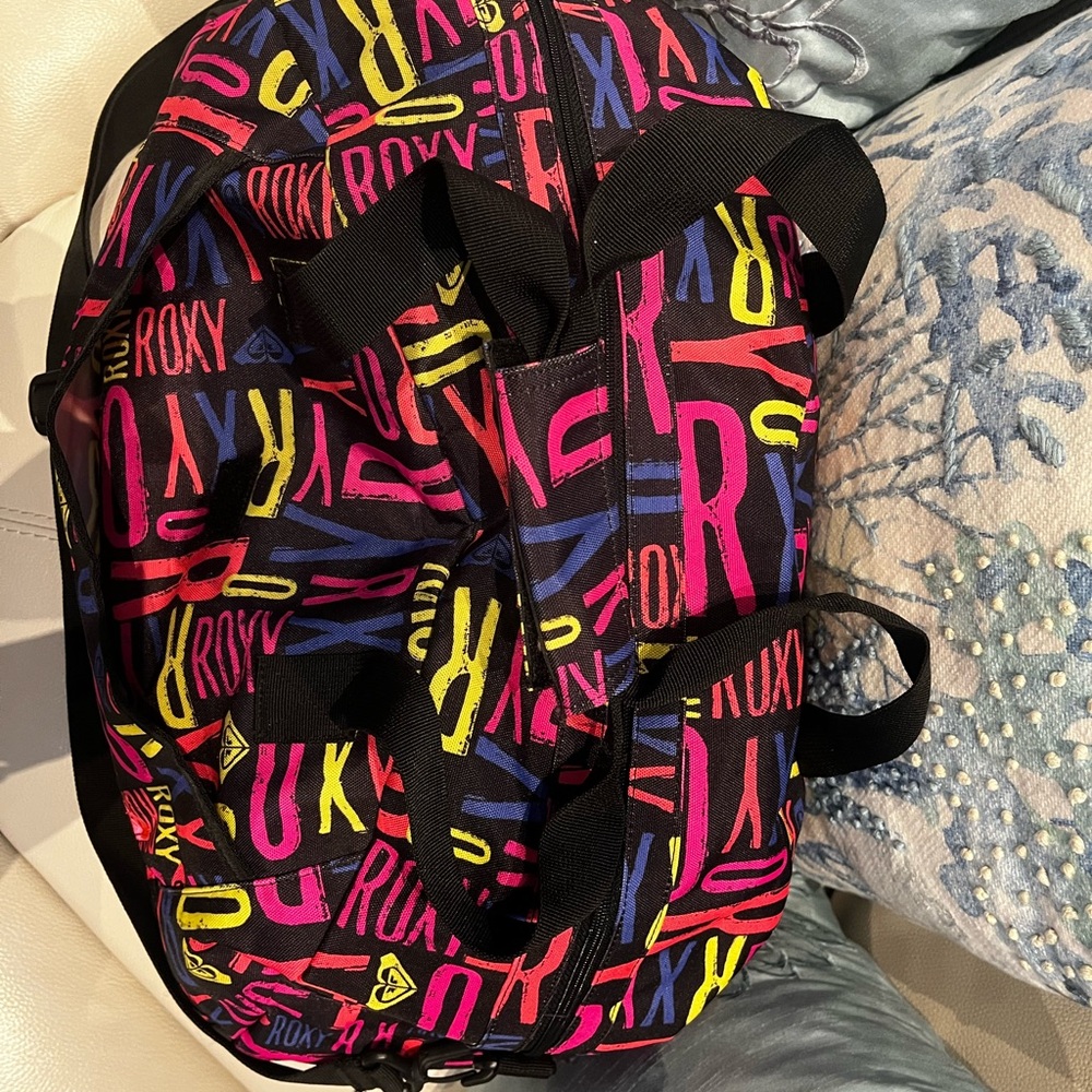Brand New!!  Roxy Logo Duffel Bag - Picture 7 of 9